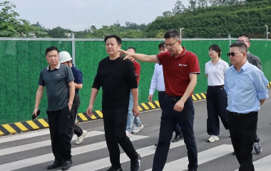 三江新區(qū)（臨港經(jīng)開區(qū)）黨工委委員、南溪經(jīng)開區(qū)管委會(huì)主任李勇率隊(duì)調(diào)研遠(yuǎn)東股份宜賓智能產(chǎn)業(yè)園